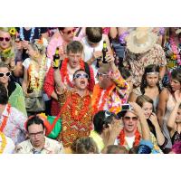 722_0067 Bunte singend Menschen mit Bierflaschen in der Hand beim Schlager Move in Hamburg. | 